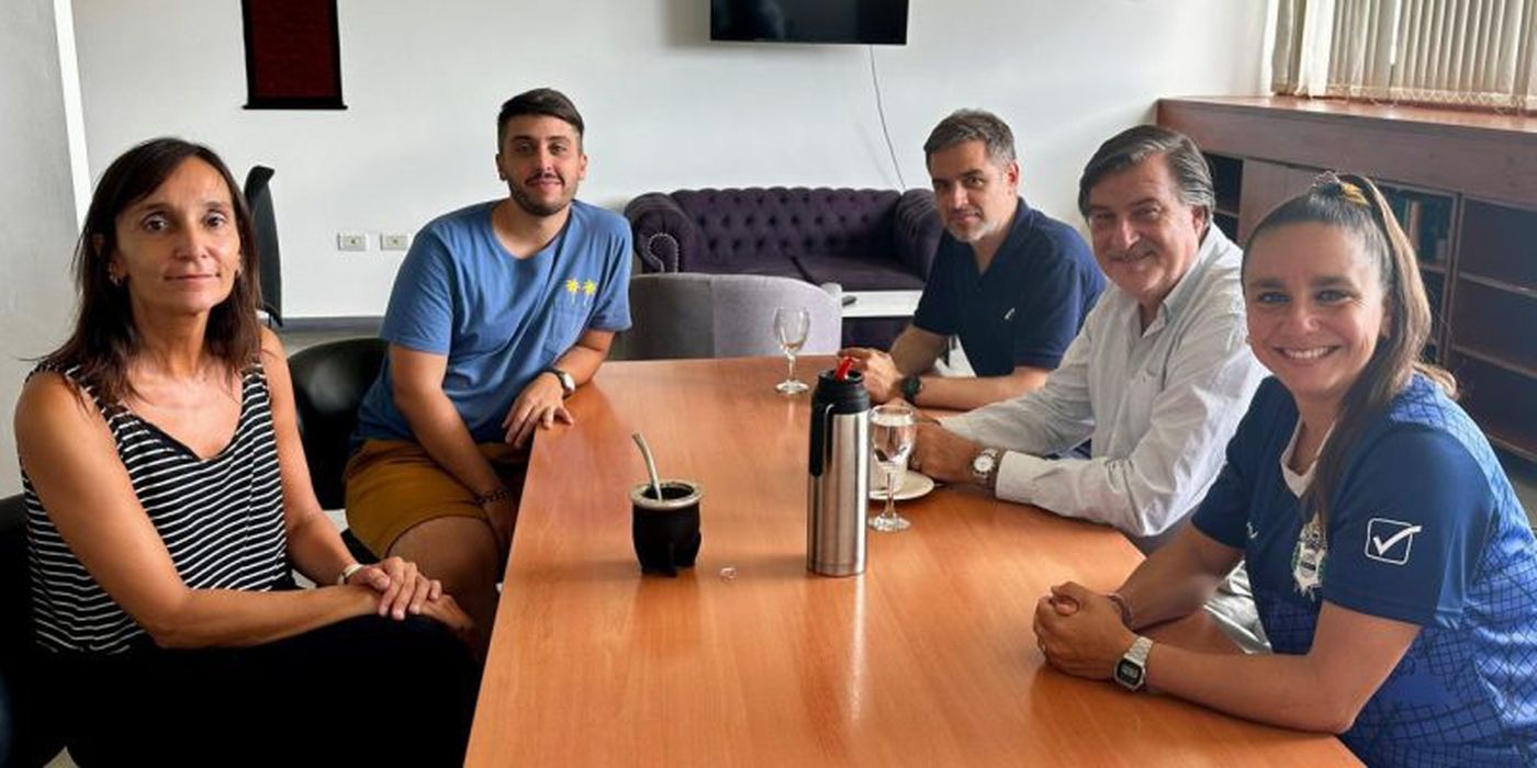 Autoridades de Periodismo y Gimnasia reunidos en el decanato de dicha facultad.