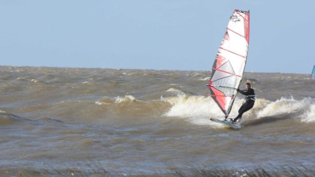 robo una tabla de surf en punta lara, la publico en facebook y la detuvieron en la plata