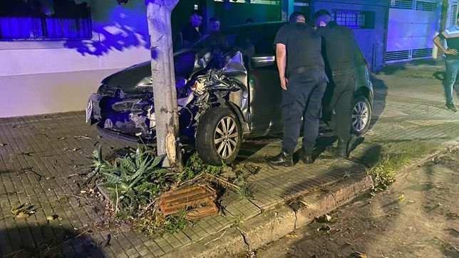perdio el control, choco un auto estacionado y se incrusto contra un arbol