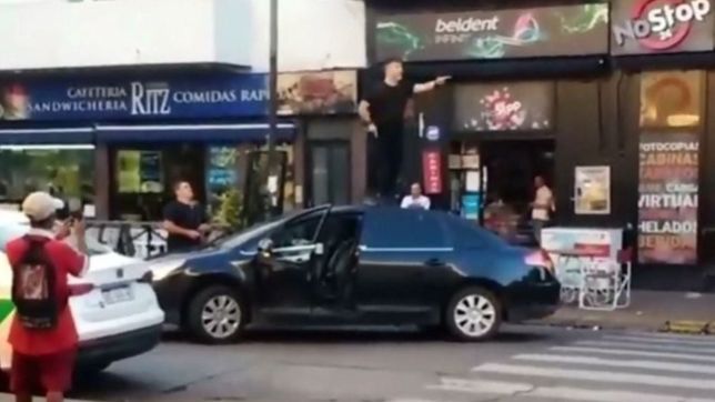 se develo el misterio: ¿que hacia el bailarin de la terminal arriba del techo de su auto?