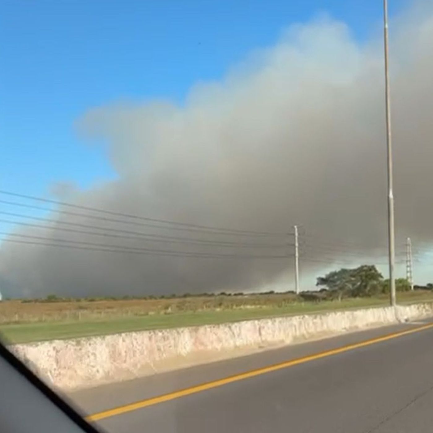 Así se ve el foco de incendio desde la Autopista La Plata - Buenos Aires.