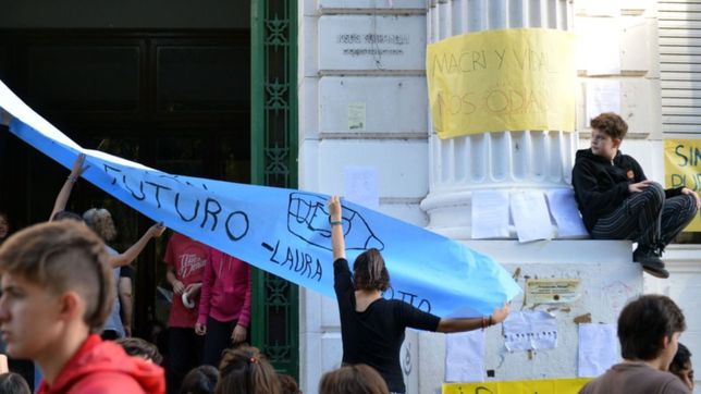 alumnos secundarios realizan una sentada para pedir mas infraestructura y educacion sexual