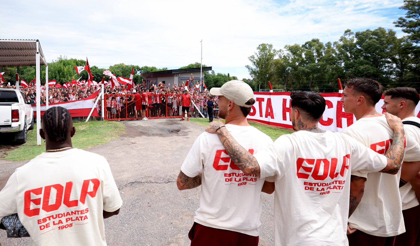 El encuentro del plantel de Estudiantes con los hinchas.