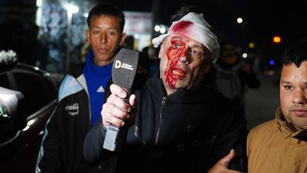 Peleas, un botellazo a un periodista y piedrazos al auto presidencial durante el acto de Milei