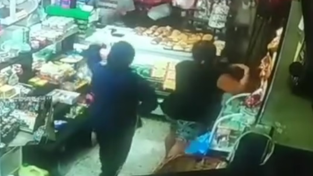 dramatico robo armado en un almacen de la plata
