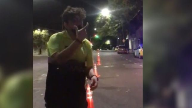 video: un inspector de la plata uso lenguaje de senas en pleno operativo y es furor