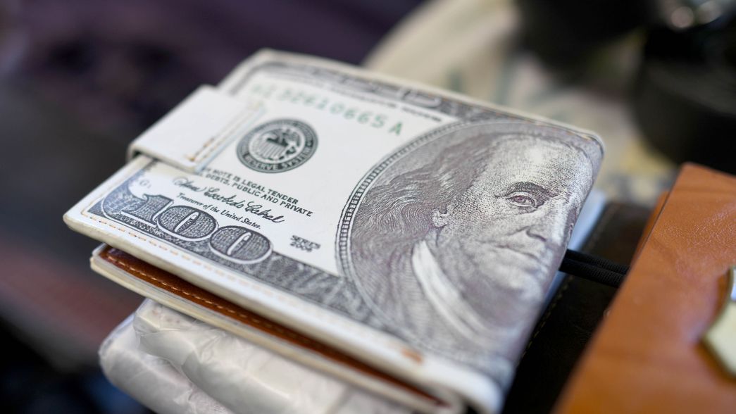 El dólar oficial superó los $400 en la última jornada financiera de la gestión de Alberto Fernández