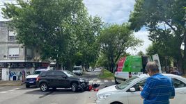un motociclista termino abajo de una camioneta un motociclista termino abajo de una camioneta