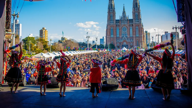 con musica, danzas y comidas, la comunidad peruana vuelve a copar plaza moreno