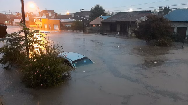 la provincia califico como una tragedia a la inundacion en bahia blanca y envio ayuda y refuerzos