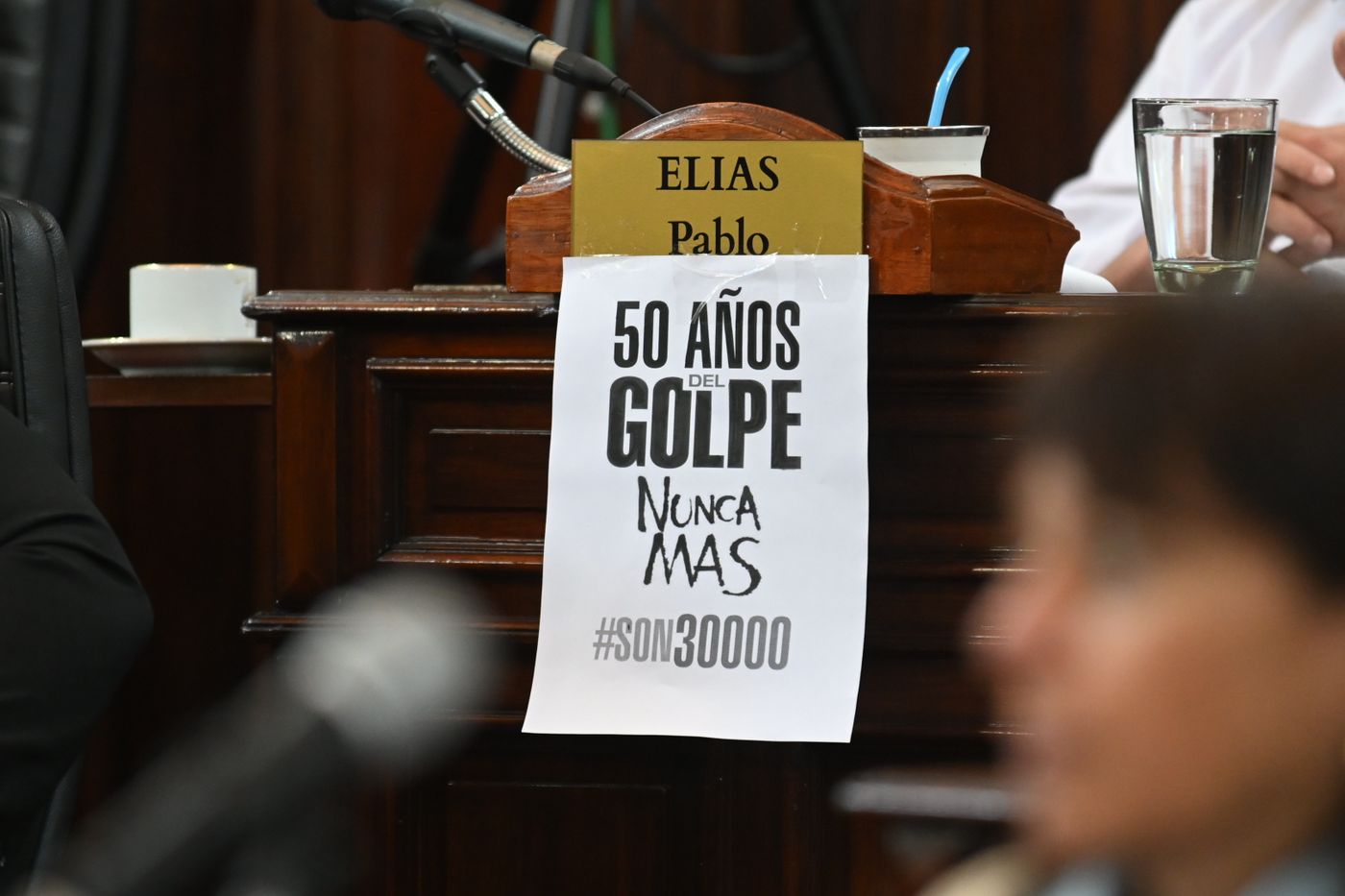 Los concejales de Fuerza Patria dejaron en claro su postura con pancartas en sus bancas