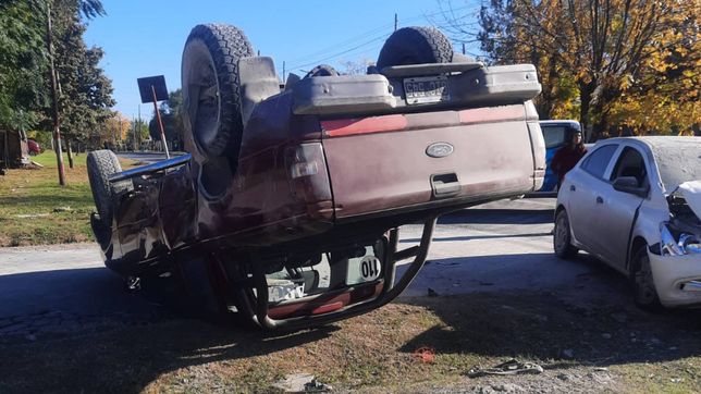 impactante choque y vuelco en los hornos entre un uber y una camioneta
