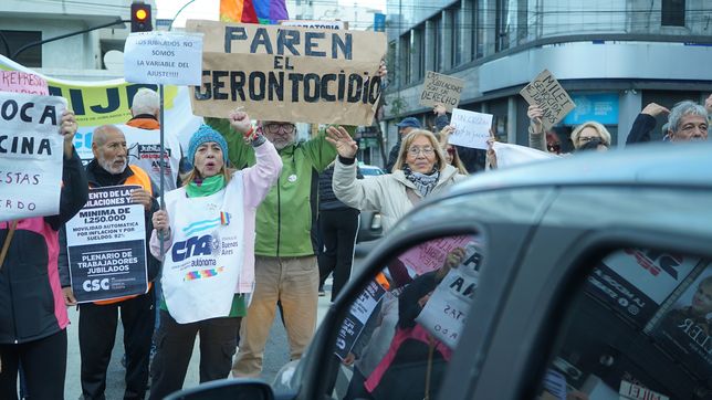 jubilados platenses se manifestaron para repudiar la represion en el congreso