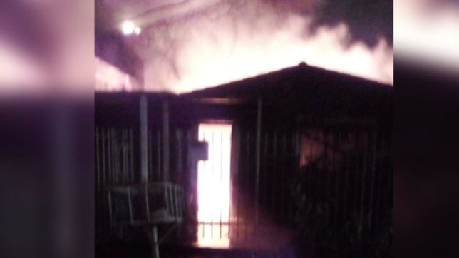 tension por un voraz incendio que consumio una casa por completo en la plata