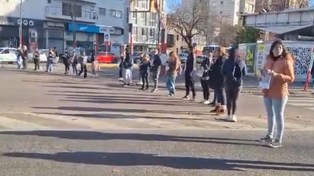familiares y amigos de la chica que desaparecio en la plata cortaron el transito en 1 y 60