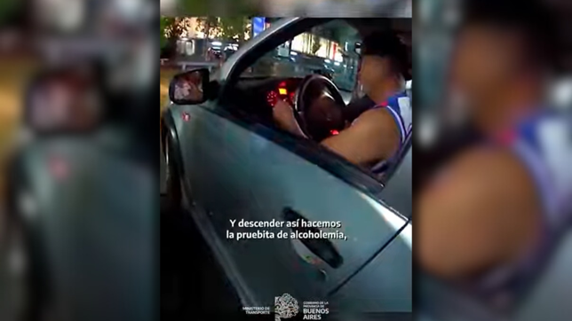 detectan a conductores borrachos en la autopista y uno de ellos no pudo soplar la pipeta