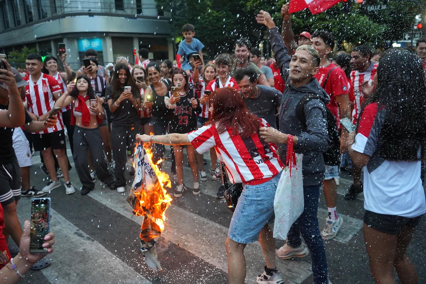 Hinchas de Estudiantes quemando una camiseta de Gimnasia Hinchas de Estudiantes quemando una camiseta de Gimnasia
