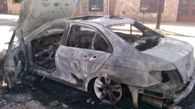 un feroz incendio consumio por completo un auto estacionado en la plata