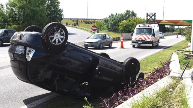 un fuerte choque termino con un impactante vuelco en la bajada de la autopista