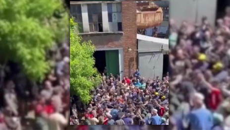 El momento de mayor tensión en el Astillero Río Santiago por la protesta de los trabajadores El momento de mayor tensión en el Astillero Río Santiago por la protesta de los trabajadores