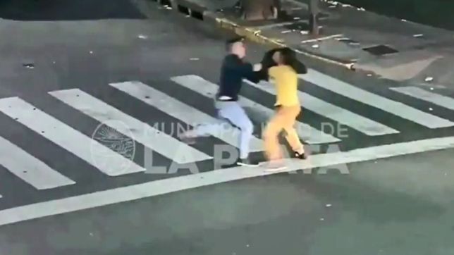 interrumpio el transito en pleno centro, se peleo con un conductor y fue detenido por la policia