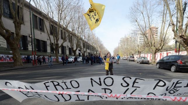 frio, frazadazos y protestas: estudiantes coparon las calles por los problemas edilicios