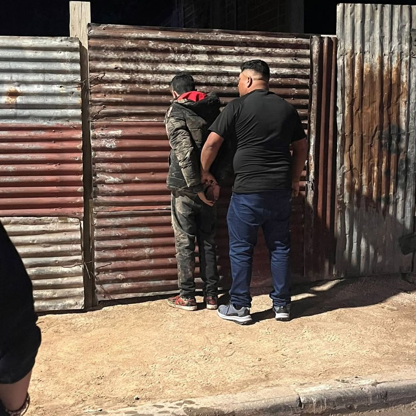 Uno de los dos sospechosos que intent&oacute; escapar a los tiros en Villa Elvira fue detenido y su c&oacute;mplice todav&iacute;a es buscado