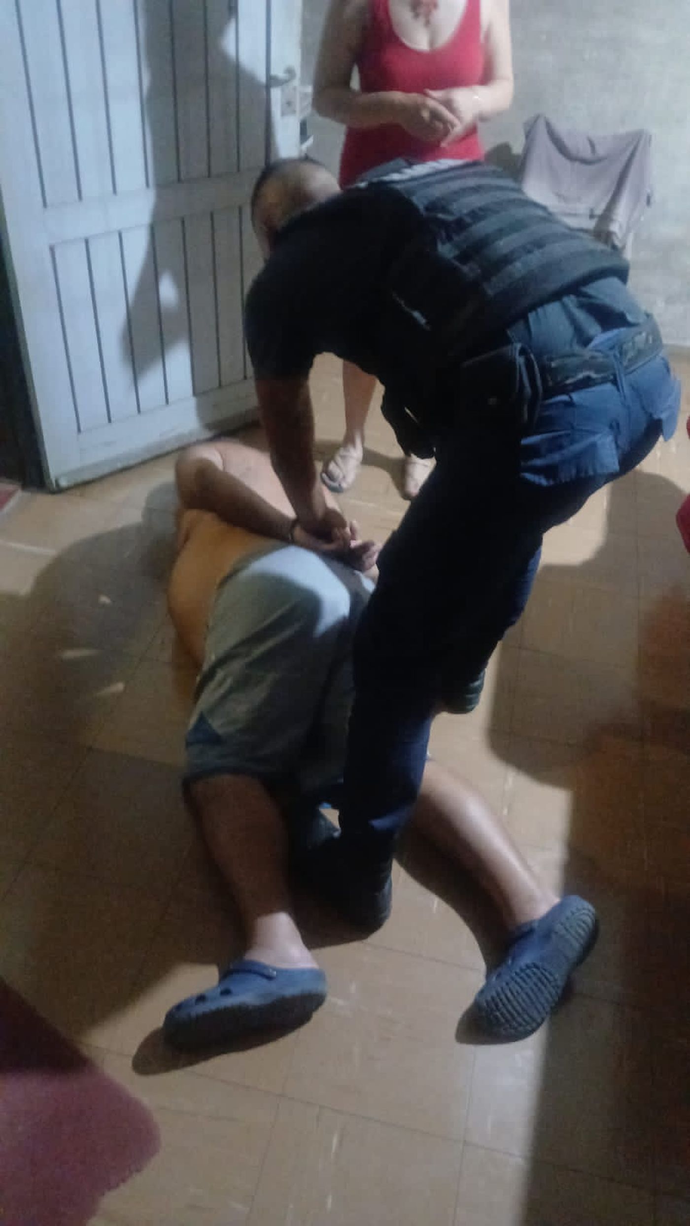 El sospechoso al ser reducido en su departamento