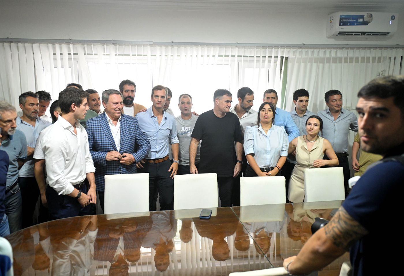 Carlos Anacleto junto al resto de la Comisión Directiva en su asunción.