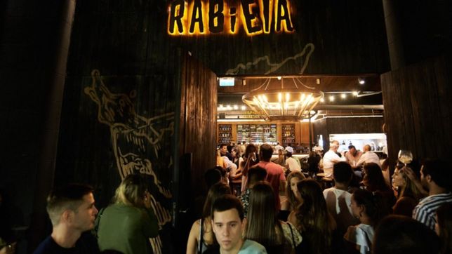folklore, comidas tipicas y mesa larga: la nueva pena que ya es furor en la plata