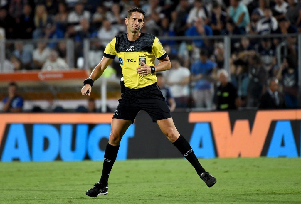 Gimnsia Instituto Lamolina arbitro.JPG