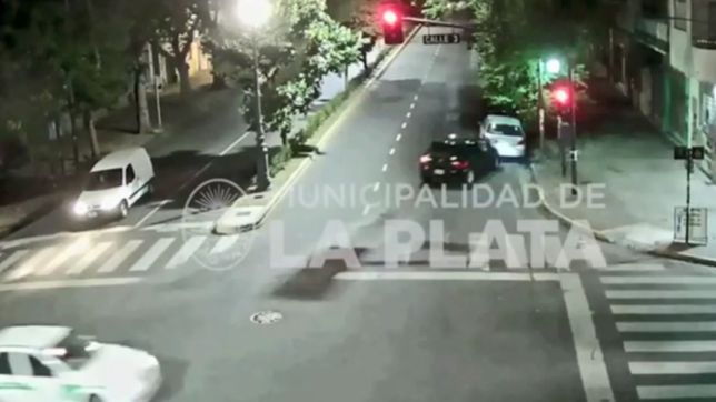 un conductor doblo demasiado abierto en 44 y se incrusto contra otro auto