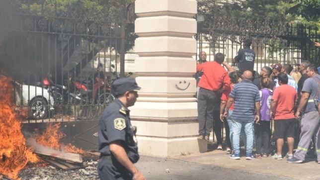 ¿quienes son y que reclaman los manifestantes que generaron incidentes en la legislatura?