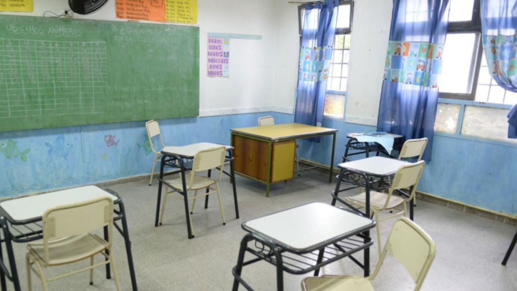 Suspendieron las clases en una escuela: De 500 familias, 102 se contagiaron