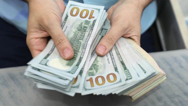 el dolar blue cerro la jornada con una suba que rompio la barrera de los $750