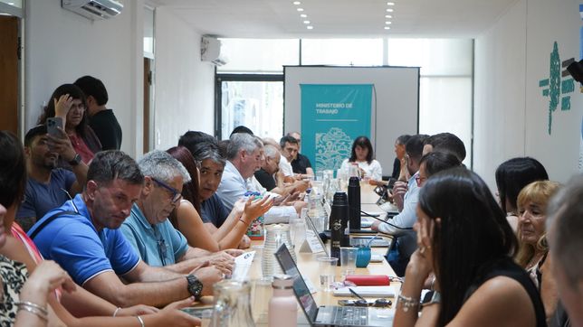 los estatales tambien rechazaron la suba del 1,5% ofertada por provincia y pidieron un extra por 2025