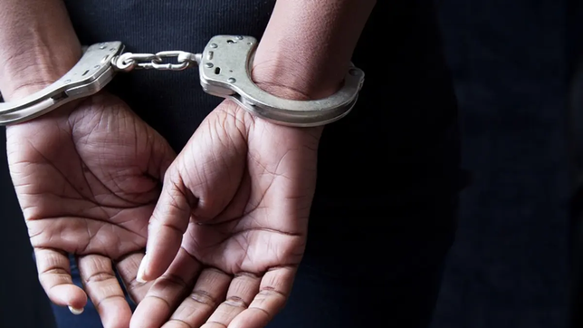 una mujer golpeo a su hijo porque no le dejaba ver la novela y le fracturo la cadera