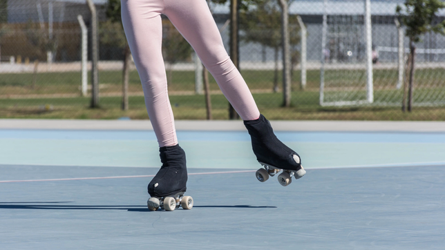 delincuentes le apuntaron con un arma a una profesora de patin para robarle en el mondongo