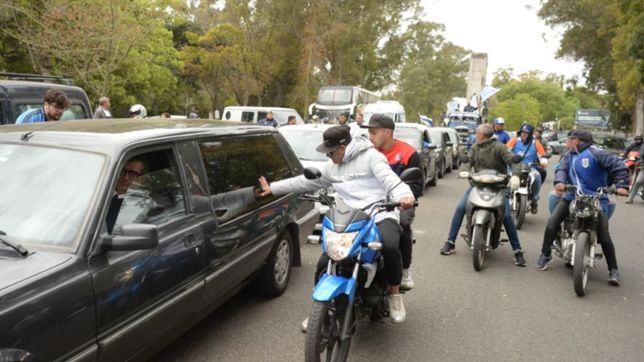 bronca y dolor en la caravana de despedida de lolo regueiro