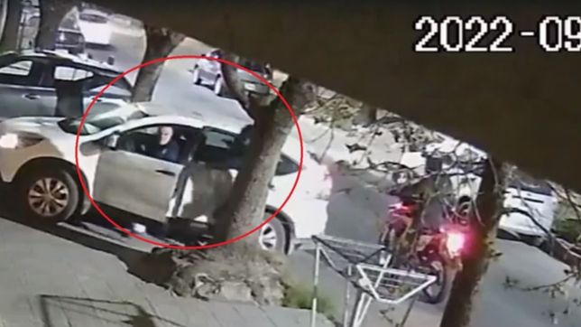 video: dos motochorros atacaron a un jubilado a punta de pistola en la puerta de su casa
