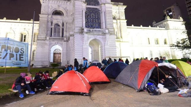 en la plata tambien exigen emergencia alimentaria y acampan en la puerta del municipio