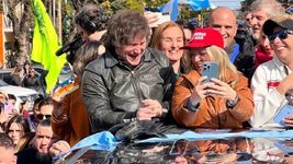 video: le robaron a un periodista de la plata mientras cubria una caravana de milei