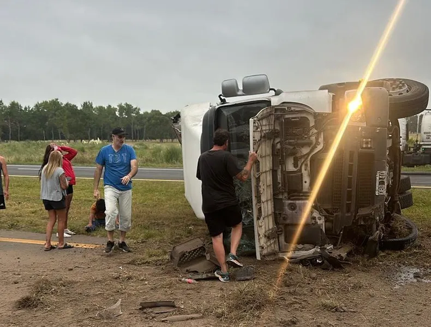 El camión volcado sobre Ruta 2 perjudicó la circulación en ambos sentidos.