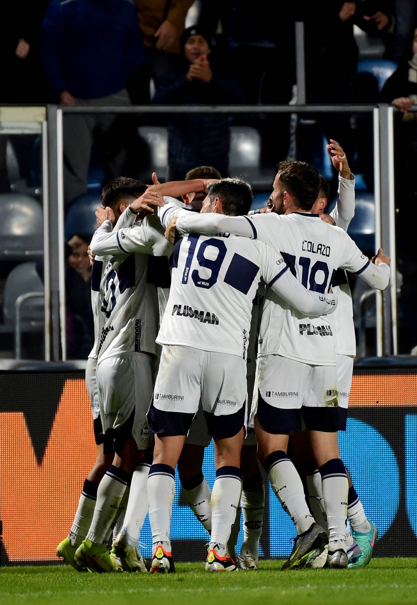 Gimnasia Banfield Festejo gol.JPG