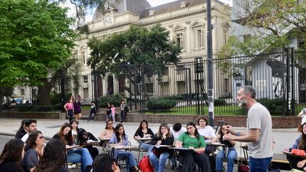 La UNLP lleva adelante el segundo día de paro con una radio abierta en el Rectorado