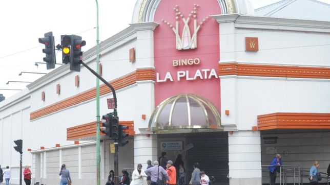 conmocion en el bingo de la plata: una mujer fallecio mientras jugaba al tragamonedas