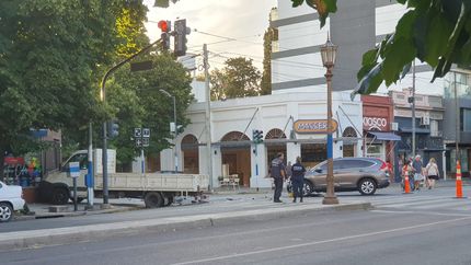 Un camión casi termina metido dentro de un comercio de avenida 7
