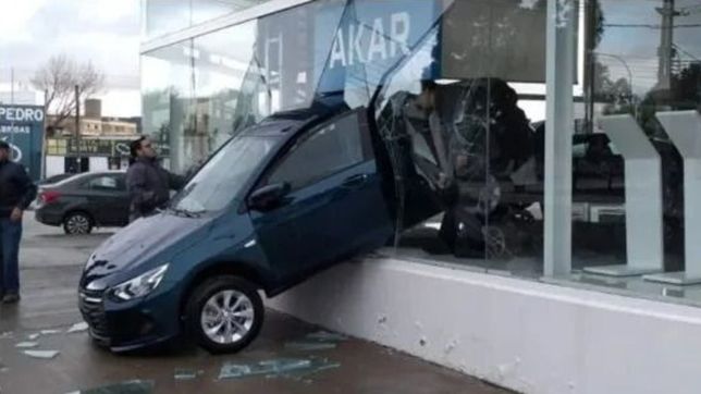 arranco un 0 km en la concesionaria, estaba en cambio y salio despedido por la vidriera
