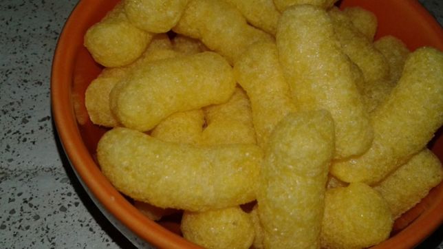 prohiben la venta y el consumo de una marca de chizitos, manies y palitos