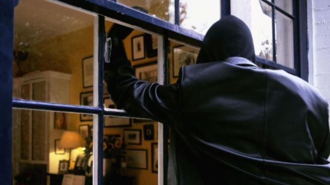 entraron mientras la victima dormia la siesta y le robaron medio millon de pesos